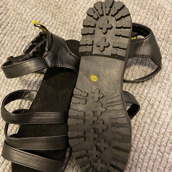 Strappy platform shoes - Picture 2 of 2